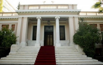 Κυβερνητικοί κύκλοι: Ο Τσίπρας ας φροντίσει στις μακρές διακοπές του να ενημερώνεται στοιχειωδώς