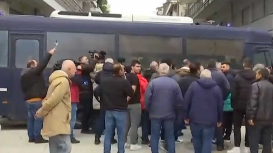 Καρδίτσα: Διαμαρτυρία αγροτών έξω από το πολιτικό γραφείο Τσιάρα - Παρέμβαση υπουργού για τις κλούβες της ΕΛ.ΑΣ.