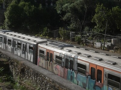 Πανικός στον Ηλεκτρικό – Αυτοκίνητο έσπασε τα προστατευτικά κάγκελα και παραλίγο να πέσει πάνω σε τρένο