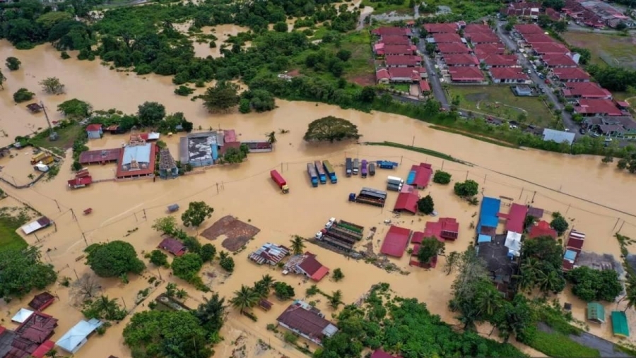 Μαλαισία: Φονικές πλημμύρες από καταρρακτώδεις βροχές πνίγουν 50 ανθρώπους και εκτοπίζουν χιλιάδες από τις εστίες τους
