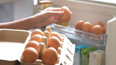 Διατροφολόγος προειδοποιεί: Τα αυγά χαλάνε γρηγορότερα στην πόρτα του ψυγείου