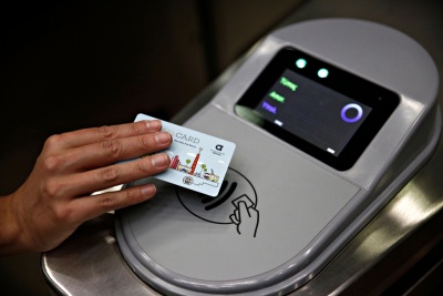 Στην τελική ευθεία το ηλεκτρονικό εισιτήριο - Κλείνουν αύριο 11/5 όλες οι μπάρες στο μετρό του Συντάγματος