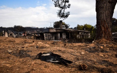 Δημοσία δαπάνη οι κηδείες των πυρόπληκτων - Μεσίστιες επί τριήμερο οι σημαίες στα δημόσια κτίρια, αναστέλλονται οι εορταστικές εκδηλώσεις