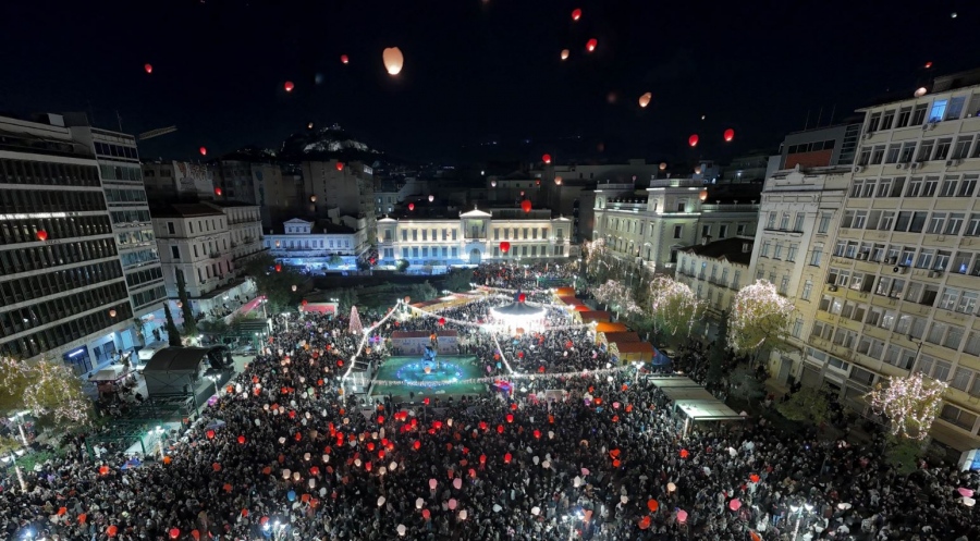 Όμορφες εικόνες: Στον ουρανό της Αθήνας χιλιάδες φαναράκια για τη «Νύχτα των Ευχών»