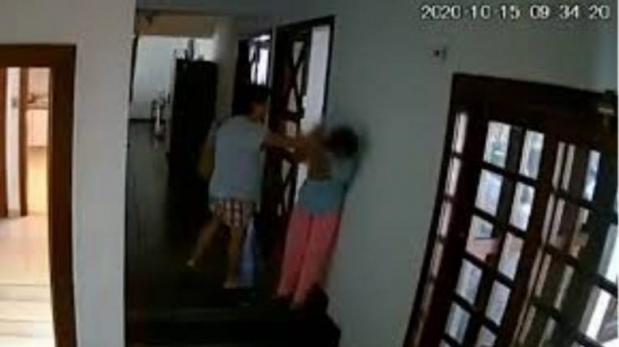 Καθαίρεσαν γυναίκα πρέσβη των Φιλιππίνων επειδή ξυλοκοπούσε βάναυσα την οικιακή της βοηθό