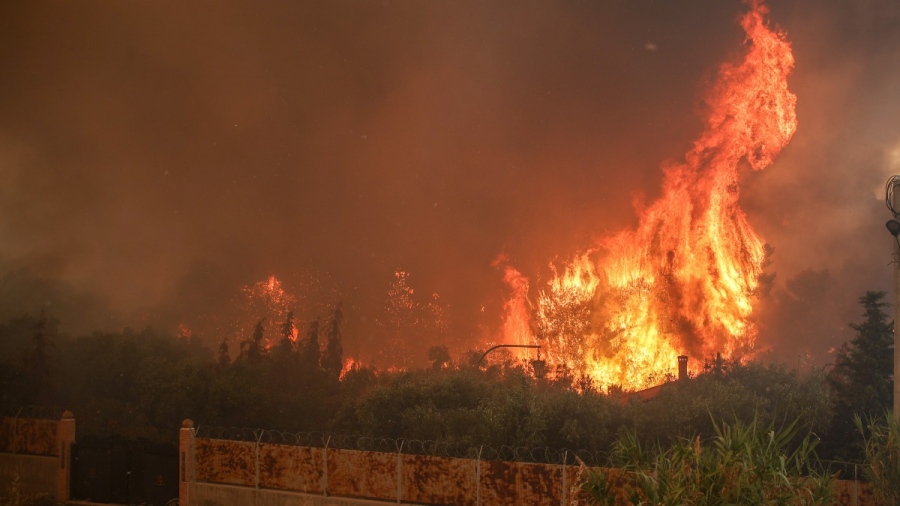 Μαίνεται η πυρκαγιά στην Μάνδρα - Στην Αγία Σωτήρα το μέτωπο