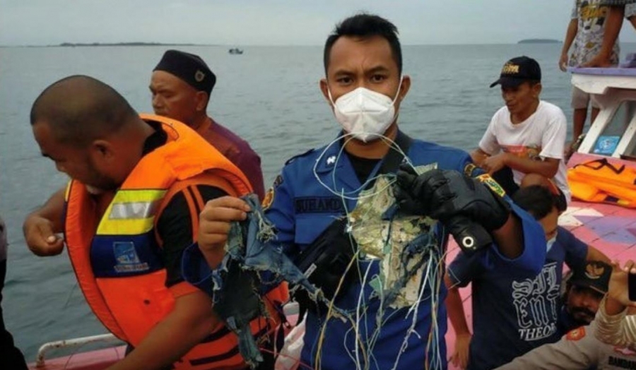 Τραγωδία στην Ινδονησία: Βρέθηκαν τα συντρίμμια του μοιραίου αεροσκάφους με τους 62 επιβαίνοντες