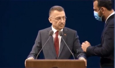 Ο Τούρκος αντιπρόεδρος έχασε την επαφή με το περιβάλλον κατά τη διάρκεια ομιλίας του