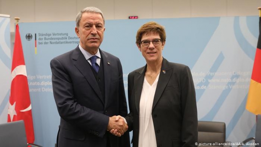 Συνάντηση Kramp-Karrenbauer - Akar αύριο 2/2 στο Βερολίνο - Εκτός ατζέντας τα υποβρύχια, φρένο στις τουρκικές απαιτήσεις