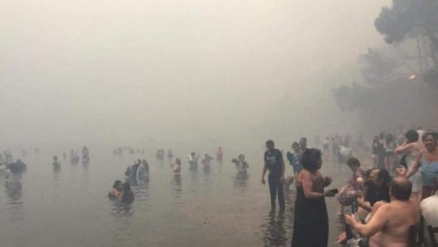 Μνημόσυνο για την τραγωδία στο Μάτι - Δικαίωση και απόδοση ευθυνών ζητούν συγγενείς των θυμάτων