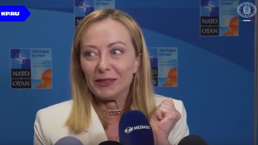 Σάλος στο διαδίκτυο με την εμφάνιση της Meloni - «Φαίνεται πως έκλεψε τη χαρτοπετσέτα του Macron» (vid)