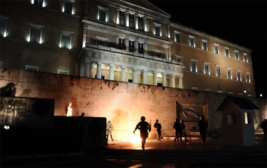 Εννέα συλλήψεις, έξι προσαγωγές και έξι τραυματίες αστυνομικοί στα επεισόδια που έγιναν έξω από τη Βουλή