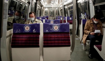 Γαλλία - Covid: Η Ακαδημία Ιατρικής συνιστά στους πολίτες να μην μιλάνε μέσα στα ΜΜΜ