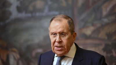 Lavrov (Ρωσία): Εγκληματική η παροχή πυρομαχικών διασποράς – Δεν το καταλαβαίνει η Δύση