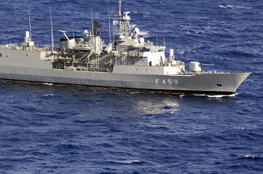 Ελληνοτουρκική κόντρα της φρεγάτας ΣΠΕΤΣΑΙ με τρεις τουρκικές ανοιχτά της Λιβύης