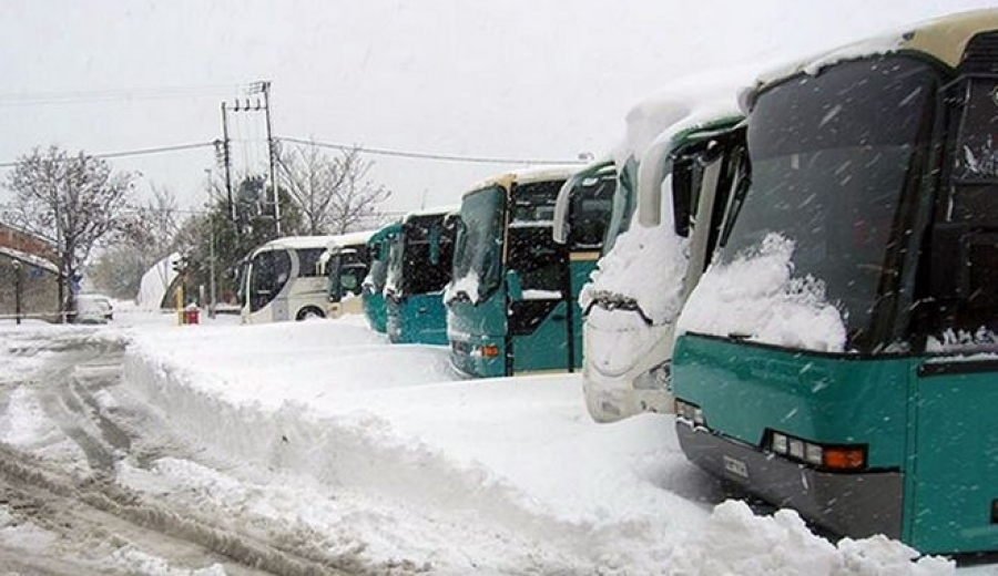 Κακοκαιρία «Ελπίδα»: Απεγκλωβισμός λεωφορείου από την Πολιτική Προστασία του Δήμου Ωρωπού