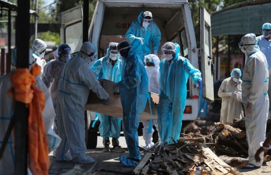 Χάος στη Ινδία: Παγκόσμιο ρεκόρ κρουσμάτων covid-19, τραγωδία με 18 νεκρούς από πυρκαγιά σε ΜΕΘ