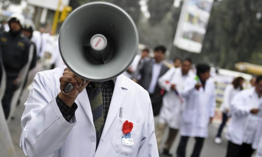 Σε 24ωρη πανελλαδική απεργία σήμερα 24/9 οι νοσοκομειακοί γιατροί – Τι ζητούν