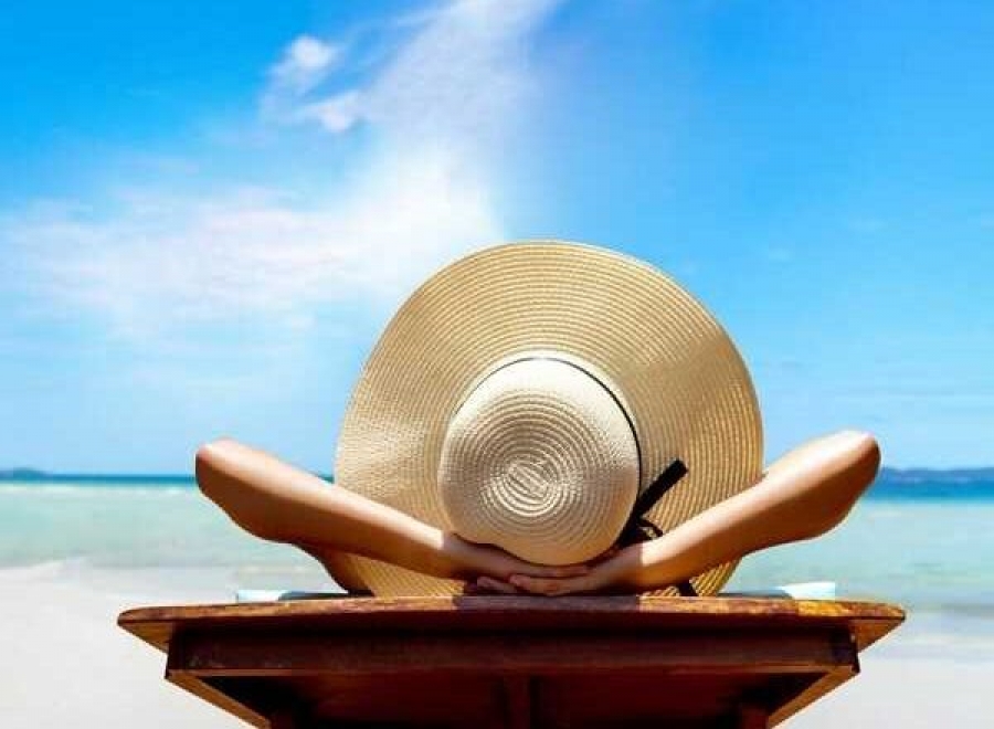 Ήλιος: Πότε γίνεται εχθρός για το δέρμα μας;