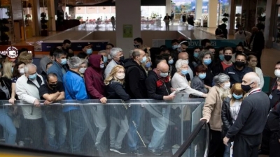 Σερβία: Συνωστισμός στο mall για εμβόλιο και δώρο voucher... 25 ευρώ για ψώνια