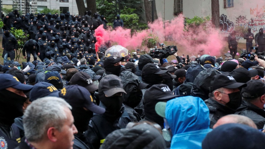 Χάος στη Γεωργία - Χιλιάδες διαδηλωτές στους δρόμους, πραξικόπημα φοβούνται οι μυστικές υπηρεσίες