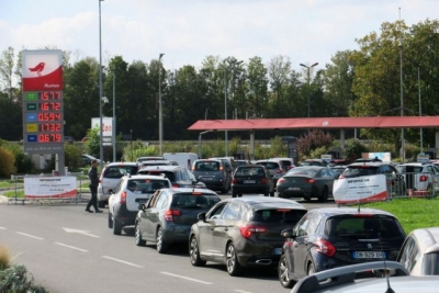 Οι Γάλλοι περνούν τα σύνορα και προμηθεύονται καύσιμα από το Βέλγιο, λόγω απεργίας στα διυλιστήρια