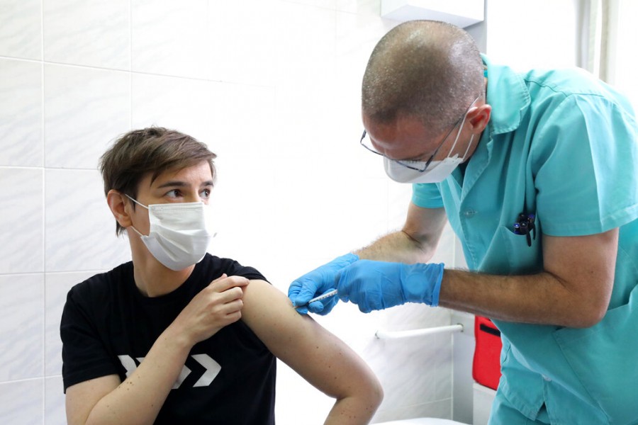 Σερβία: Εμβολιάστηκε σε απευθείας σύνδεση η πρωθυπουργός