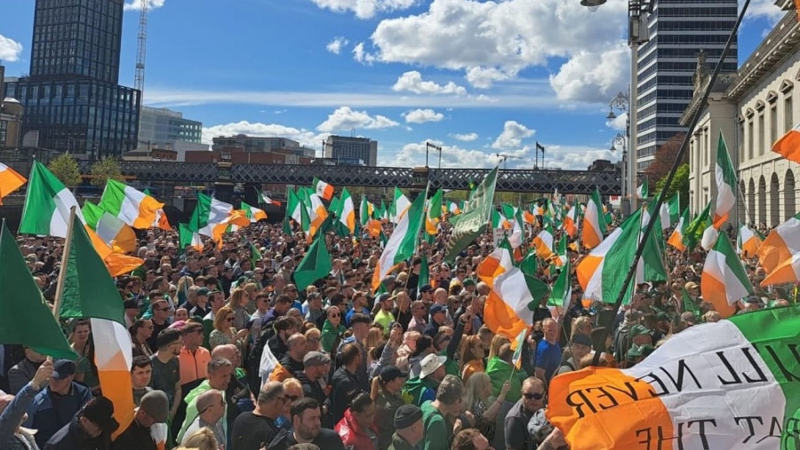 «Φτάνει πια» - Μαζικές αντιμεταναστευτικές διαδηλώσεις σαρώνουν την Ευρώπη