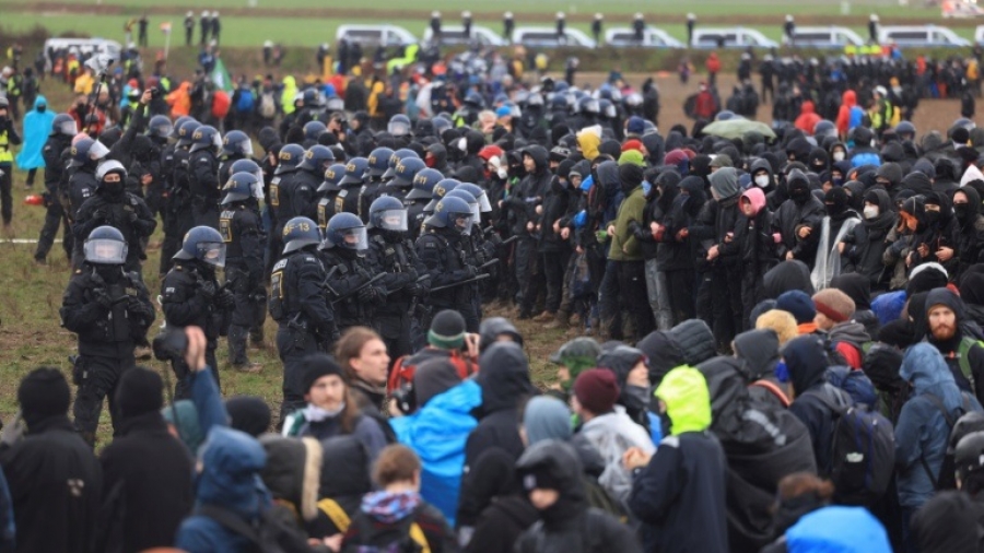 Γερμανία: Βίαιες συγκρούσεις αστυνομίας - διαδηλωτών λόγω επέκτασης λιγνιτορυχείου στο Λούτσερατ της Βόρειας Ρηνανίας - Βεστφαλίας