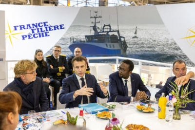 «Οικονομία στο νερό» ζήτησε ο Macron που... λογομάχησε με Γάλλο ακτιβιστή