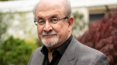ΗΠΑ: Διασωληνωμένος ο Salman Rushdie μετά την επίθεση -  Κινδυνεύει να χάσει την όραση από το ένα του μάτι