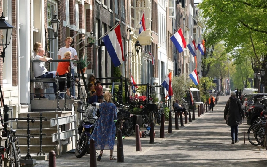 Ολλανδία - covid: Μπαρ και εστιατόρια θα εξυπηρετούν πελάτες και σε κλειστούς χώρους