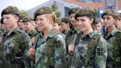 Τι είναι η «Κιλότα Μ-21» που επιβάλλεται να φορούν οι γυναίκες του σερβικού στρατού;