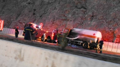 Εισαγγελική έρευνα για την πυρκαγιά στο βυτιοφόρο και το κλείσιμο της εθνικής οδού Αθηνών-Κορίνθου