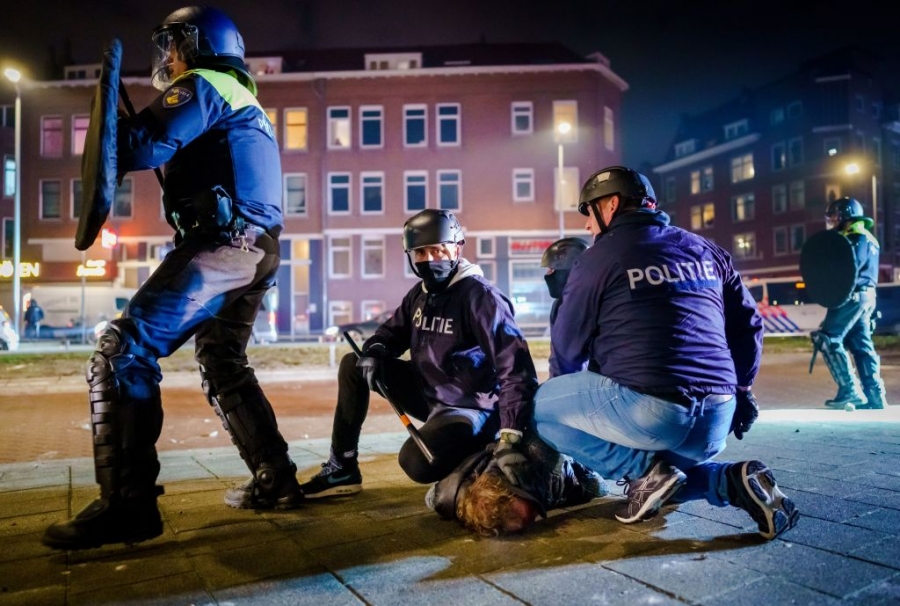 Στην Ολλανδία βίαιες διαδηλώσεις κατά του lockdown και στις ΗΠΑ… τα τρανσέξουαλ στο επίκεντρο