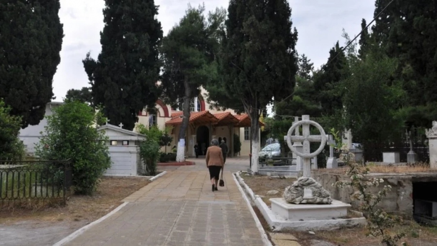 Χαλκίδα: Χάος μέσα σε... νεκροταφείο - Οικογένειες πιάστηκαν στα χέρια... Του άνοιξαν το κεφάλι με φτυάρι