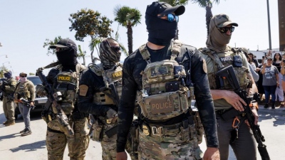 Πρόκληση από την Καλιφόρνια: Προστατεύει παράνομους μετανάστες, υποχρεώνοντας πράκτορες να μην καλύπτουν τα πρόσωπά τους