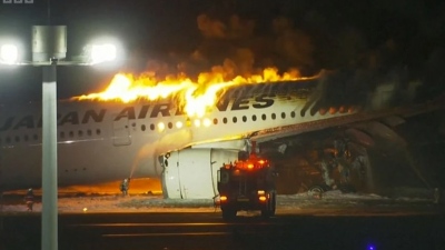 Στο φως οι οδηγίες του ελεγκτή εναέριας κυκλοφορίας προς τα αεροπλάνα που συγκρούστηκαν στο Τόκιο – Πώς συνέβη το δυστύχημα