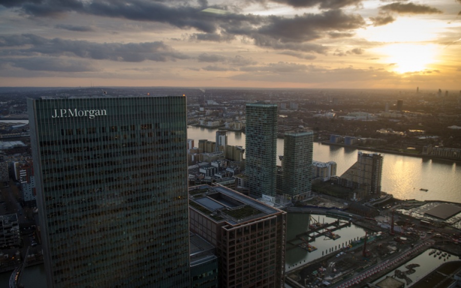 Η JPMorgan βάζει τέλος στους λογαριασμούς μικροεπενδυτών εκτός ΗΠΑ