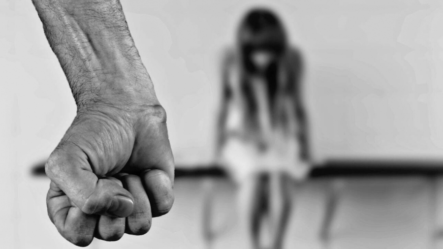 Υπουργείο Εργασίας: Καμία γυναίκα μόνη απέναντι σε περιστατικά έμφυλης και ενδοοικογενειακής βίας