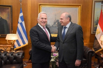 Αίγυπτος: θερμή υποδοχή του υπουργού Άμυνας Αποστολάκη στην Αλεξάνδρεια από την ελληνική κοινότητα