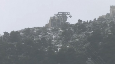 Μάιος με χειμωνιάτικο σκηνικό -  Διακοπή της κυκλοφορίας από το ύψος του τελεφερίκ στην Πάρνηθα λογω χιονόπτωσης