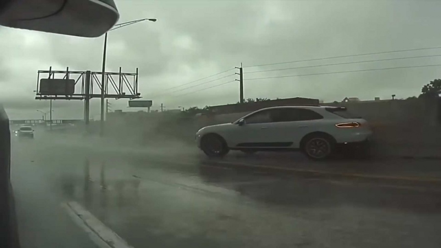 Ακόμη και μια Porsche Macan δεν μπορεί να τα βγάλει πέρα με την υδρολίσθηση