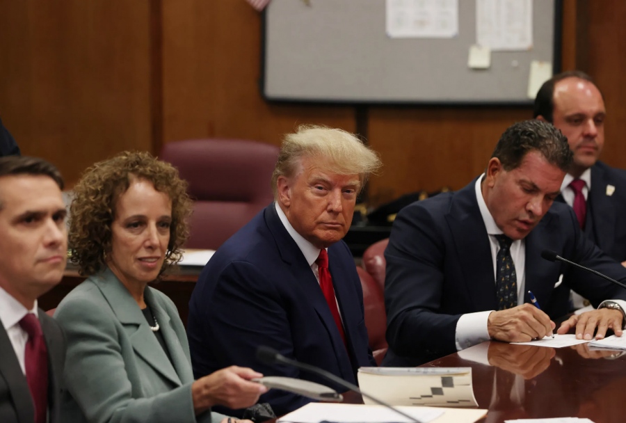 Το δικαστήριο απαγορεύει στους δικηγόρους του Trump να δημοσιεύουν πειστήρια στον Τύπο