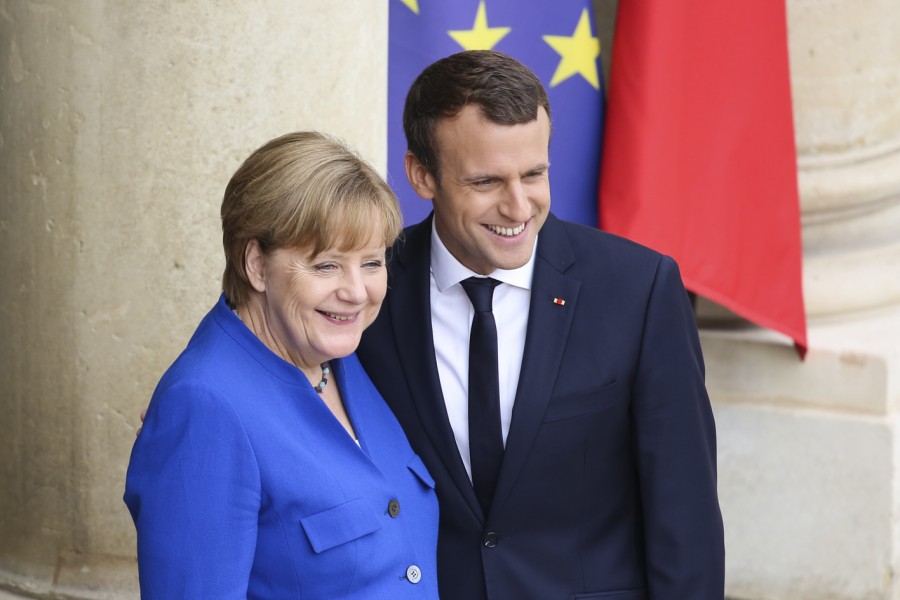 Συνάντηση Merkel – Macron στη Γαλλική Ριβιέρα για τα «καυτά» ζητήματα
