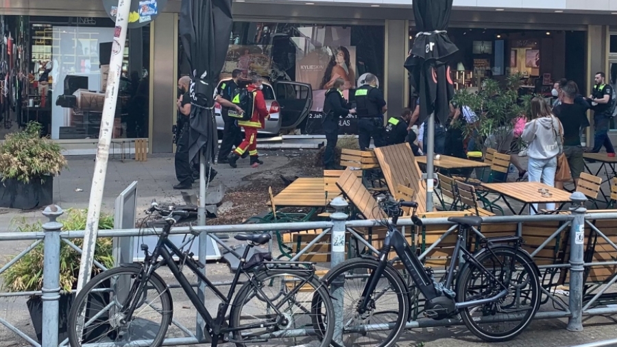 Τρόμος στο Βερολίνο - Όχημα έπεσε πάνω στο πλήθος - Αναφορές για 1 νεκρό και 30 τραυματίες