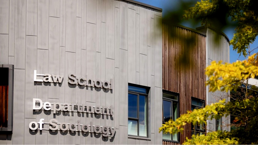 Βόμβα Λαζαράτου για τα ιδιωτικά ΑΕΙ: Δύο στις 3 Νομικές Σχολές κόπηκαν από την ΕΘΑΕΕ