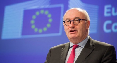 Phil Hogan (Κομισιόν): Ο Trump να εγκαταλείψει τις 