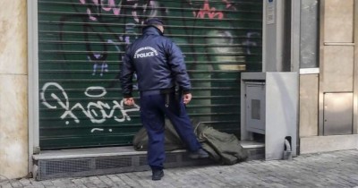 Αστυνομικός σπρώχνει με το πόδι του άστεγο στην Ερμού