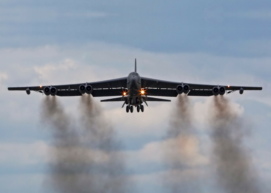 Σοκ στις ΗΠΑ - Επιβατικό αεροσκάφος απέφυγε για λίγο τη σύγκρουση με βομβαρδιστικό Β-52